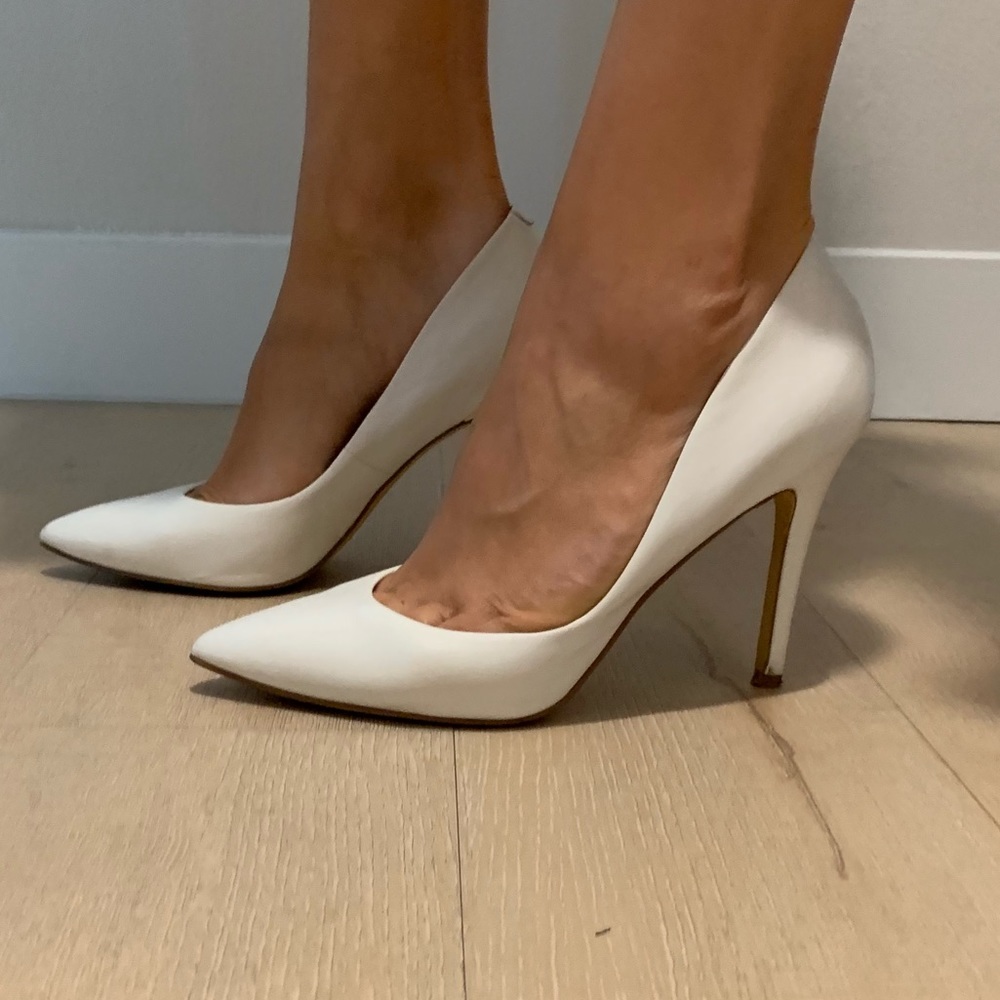 Charles David White Pumps